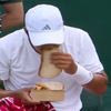 Wimbledon: Τενίστας έφαγε μία φέτα ψωμί στο διάλειμμα του αγώνα και λίγο μετά σταμάτησε τον αγώνα λόγω στομαχικών ενοχλήσεων